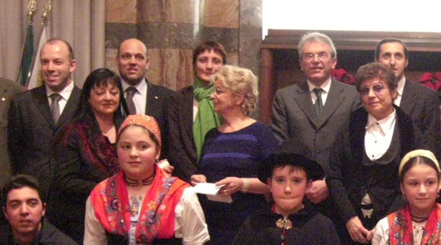 In una foto insieme l'on. Provera, che conclude il suo mandato in Europa, e il Presidente della Provincia Sertori che per l'Europa è candidato, unico valtellinese fra tutte le liste. L'immagine si riferisce alla cerimonia di consegna di riconoscimento ai valtellinesi e valchiavennaschi per le attività svolte a favore della comunità.