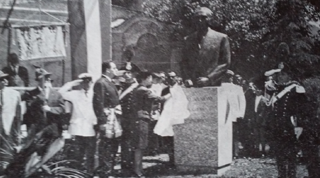 La vedova, signora Felicita dell'Oro. con il Sindaco Venosta inaugura a Sondrio il cippo dedicato a Ezio Vanoni.