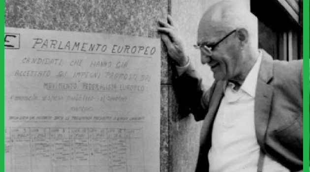 Ezio Vedovelli con un manifesto del M:E.F.
