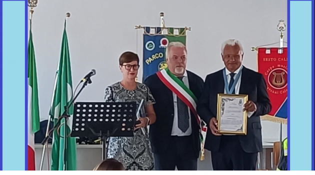 La consegna di un riconoscimento